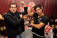 taylor-lautner-biceps